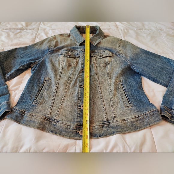 Torrid distressed faded denim jeans jacket π§₯ (Small) & Fits like a Medium - Picture 16 of 16